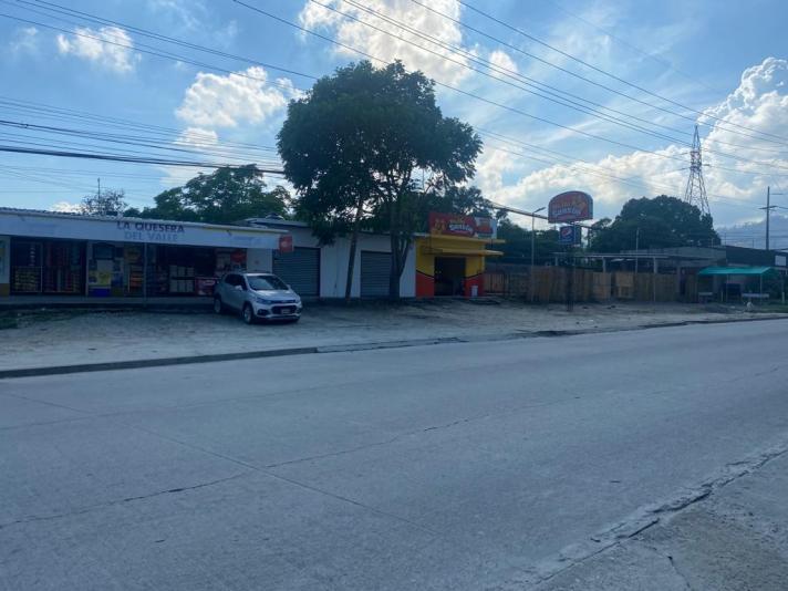 Es un terreno ubicado frente a carretera a La Jutosa de mucho tr&aacute;fico, donde se encuentran construidos 5 locales comerciales de 40 mts cu. Ideal para farmacias o negocios comerciales. Se encuentera a 300 metros de Gasolinera Texaco.